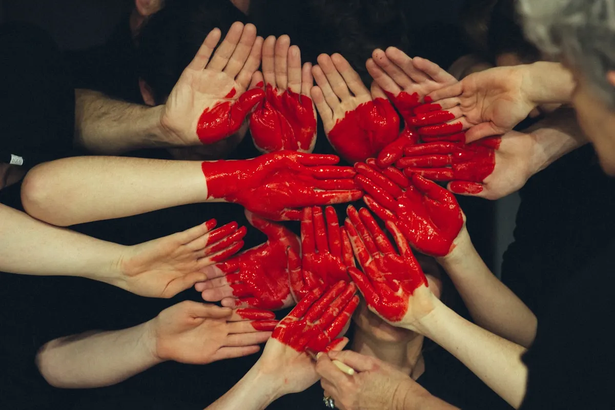 Manos formando un corazón, representando la ayuda social del Estado